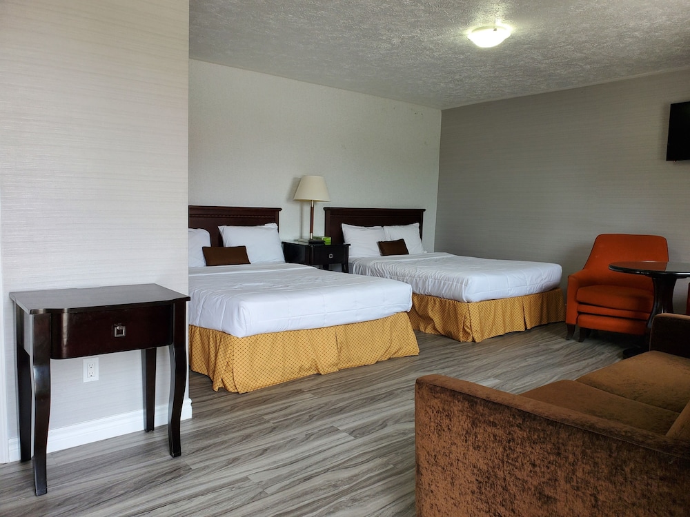 Family Single Room, 2 Queen Beds photo 1