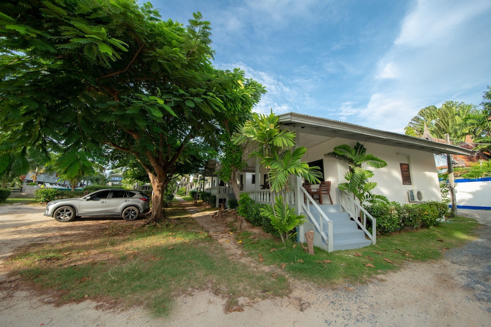 Deluxe Bungalow - Photo 16