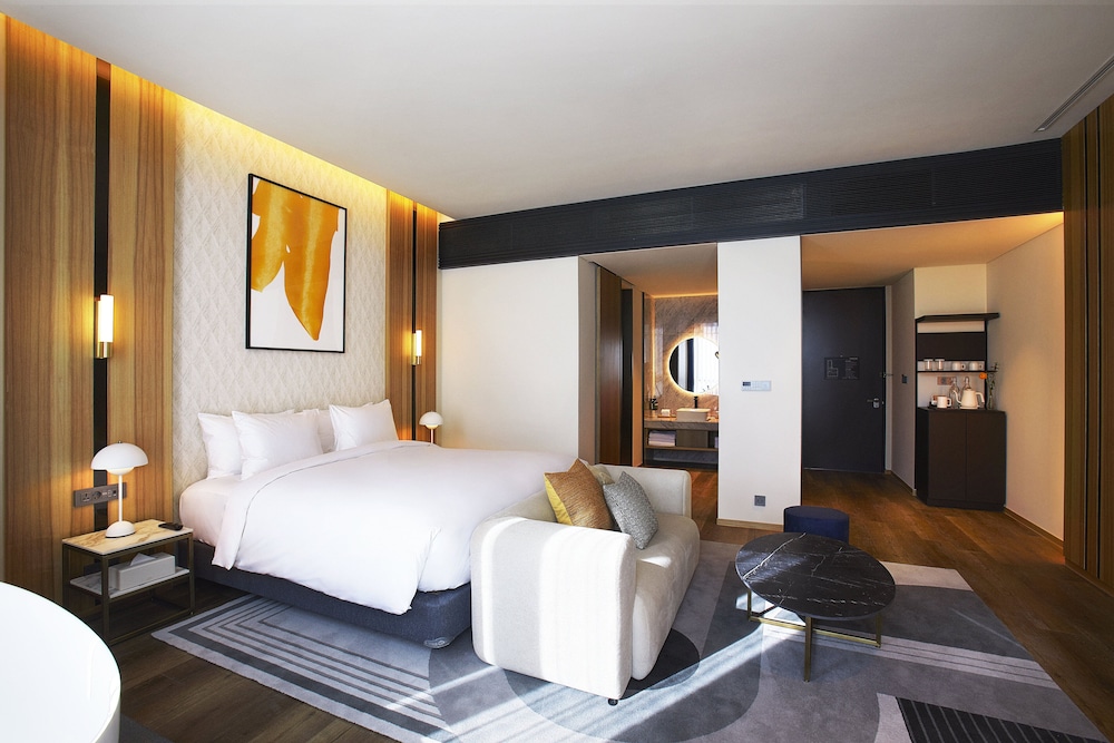 Suite, 1 King Bed with Sofa bed - Photo 4