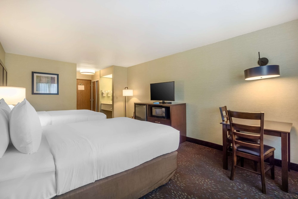 Double Room, 2 Queen Beds, Non Smoking - Photo 2