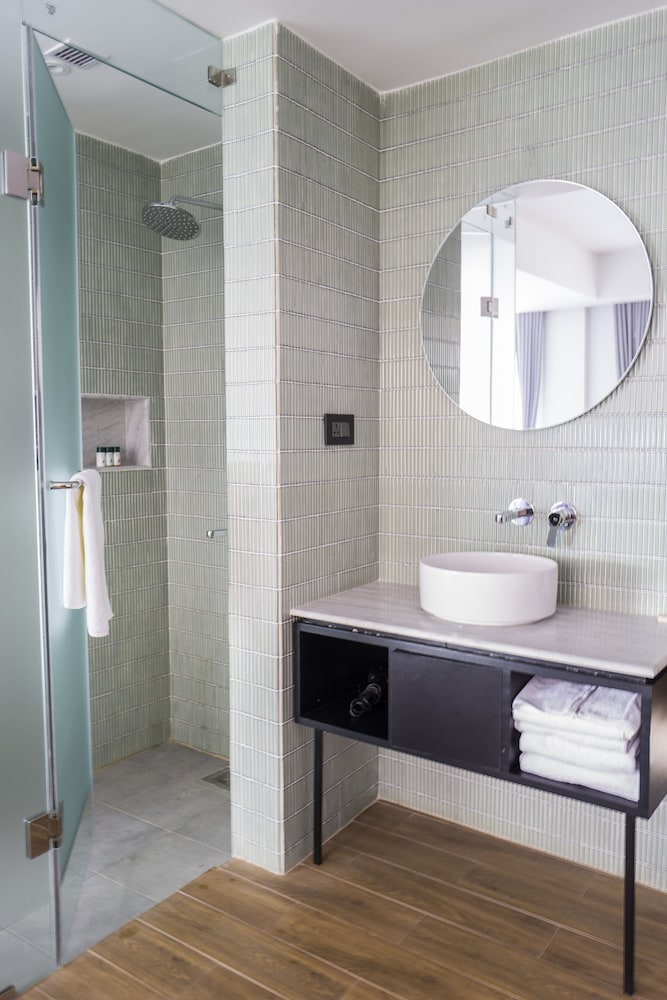 Deluxe Double or Twin Room - Photo 13
