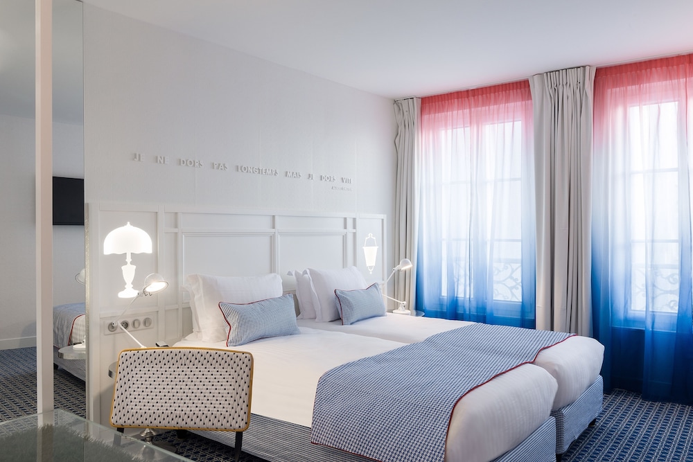 Superior Room with Twin Beds, includes soft minibar, courtesy tray, digital press photo 1