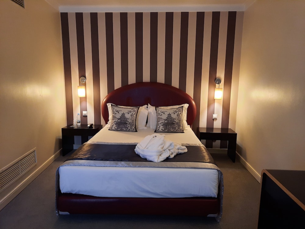 Suite - Photo 1