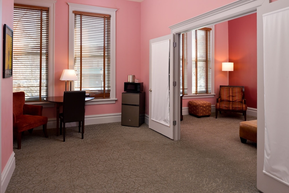 King Parlor Suite - Photo 4