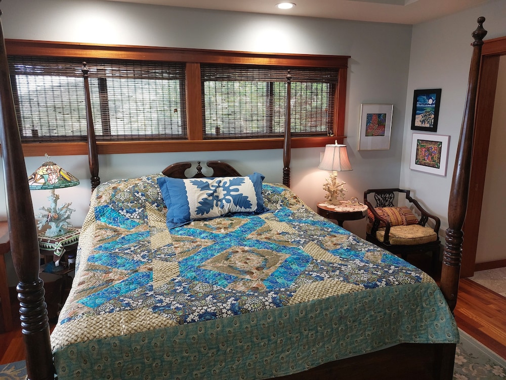 Executive Room (King Suite Double Shower, Jetted Tub,)