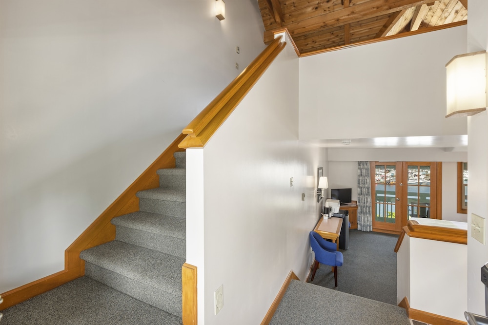 Standard Loft Two Queen One Double photo 2