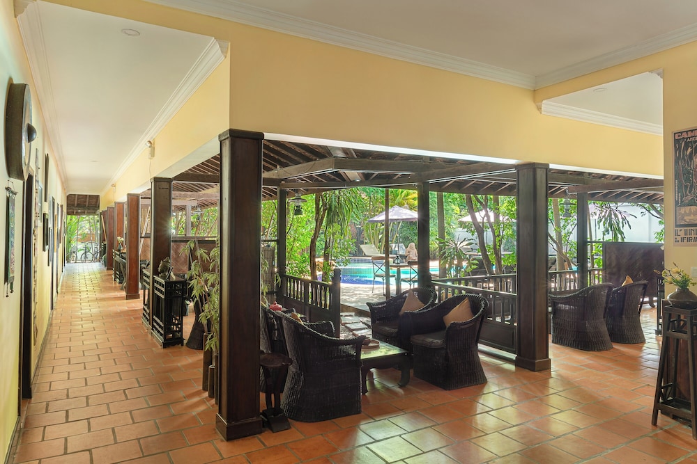 Family Room With Pool View - Photo 13