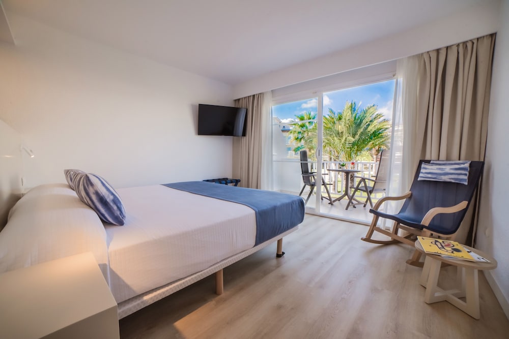 Habitación Doble Superior, Balcón (2 Adultos + 1 Niño)