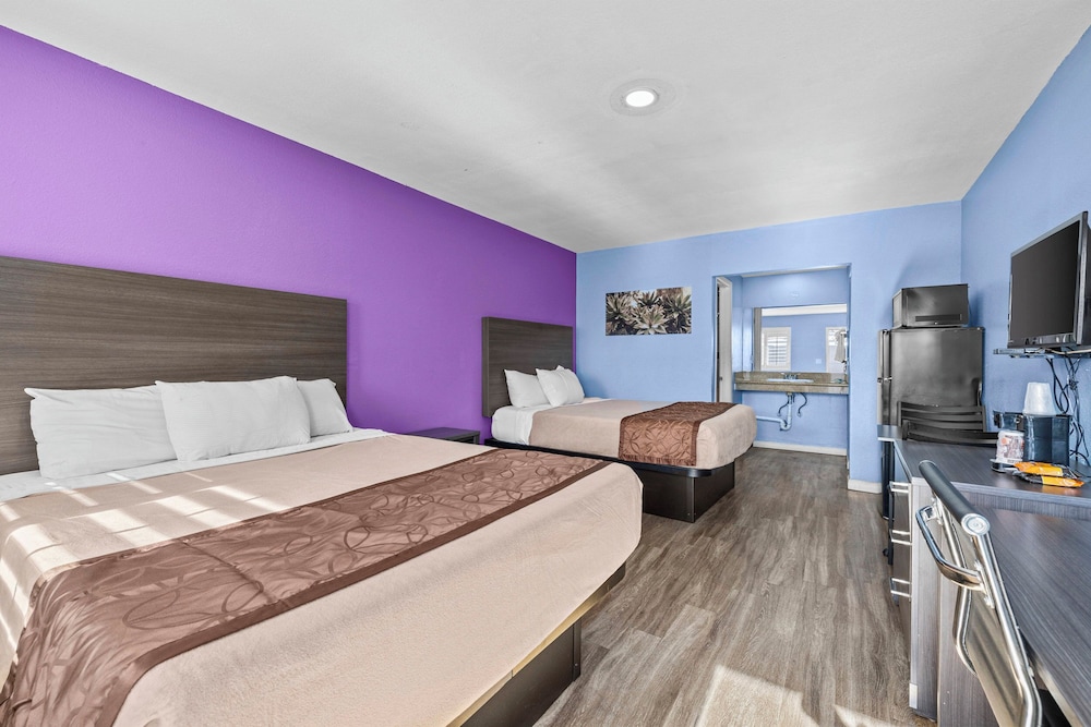 Superior Single Room, 2 Queen Beds, Non Smoking photo 2
