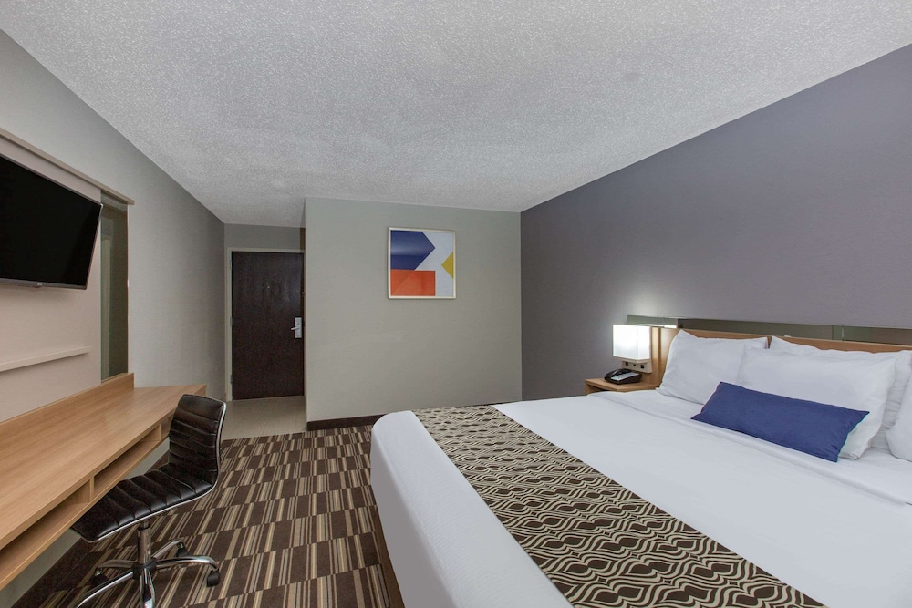 Suite, 1 King Bed, Accessible, Non Smoking - Photo 4