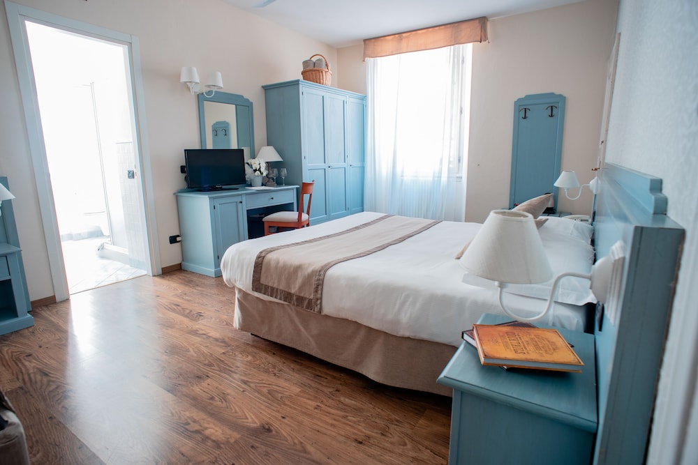 Family Room, Partial Lake View (in Hotel, No Lift)