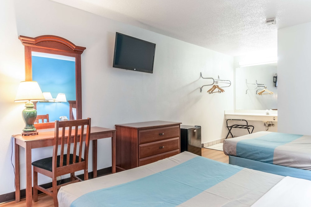 Standard Room, 2 Queen Beds, Non Smoking - Photo 2