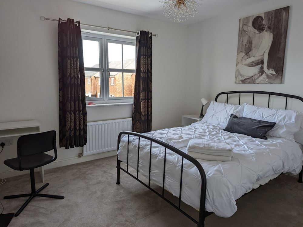 House, 3 Bedrooms, Patio, Garden View photo 2