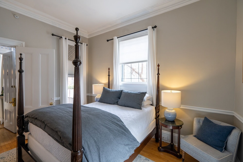Classic Room, 1 Queen Bed, Balcony, City View