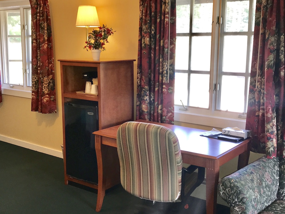Deluxe 2 queen with the sofa Bed with the Mountain view photo 2