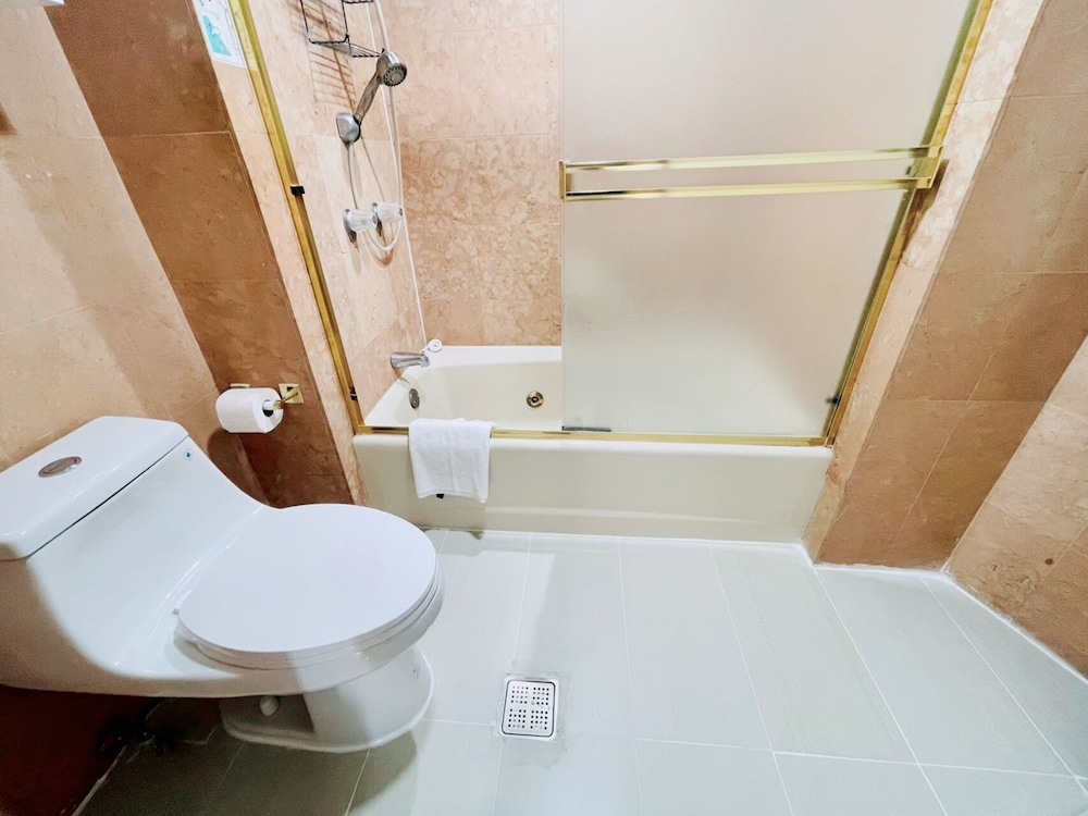Romantic Condo, 3 Bedrooms, Non Smoking, Beach View photo 2
