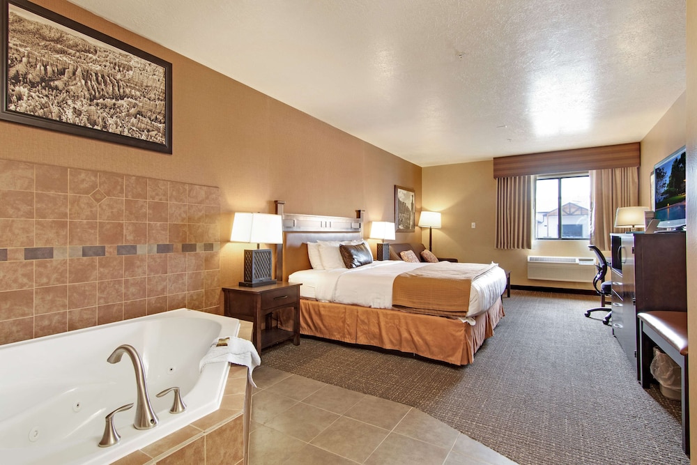 Standard Room, 1 King Bed, Non Smoking, Jetted Tub - Photo 1