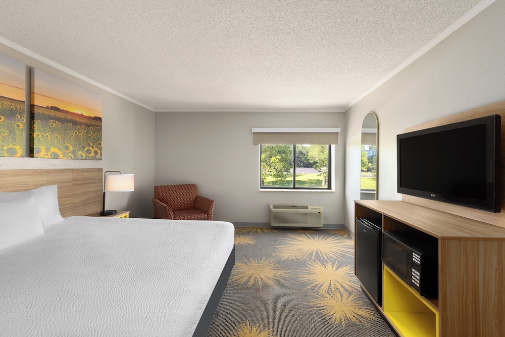 Suite, 1 King Bed, Non Smoking - Photo 2