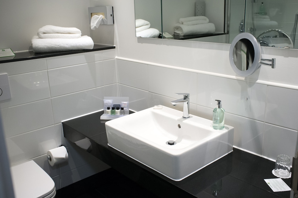 Standard Room, 1 King Bed (Mini Fridge) - Photo 14