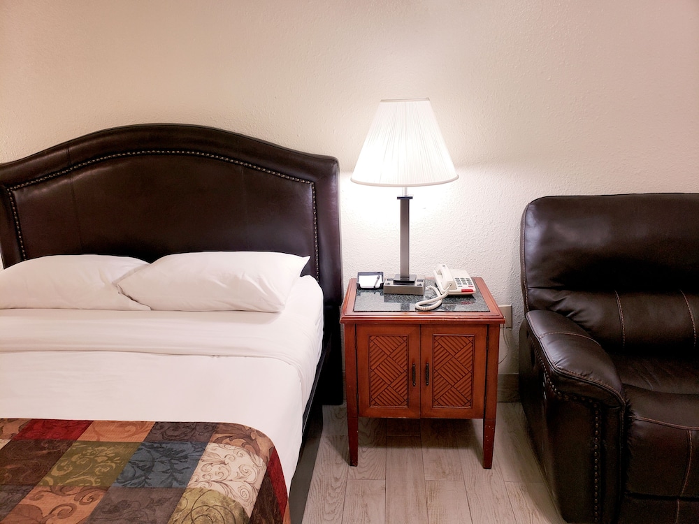 Basic Room, 1 Queen Bed, Smoking photo 3