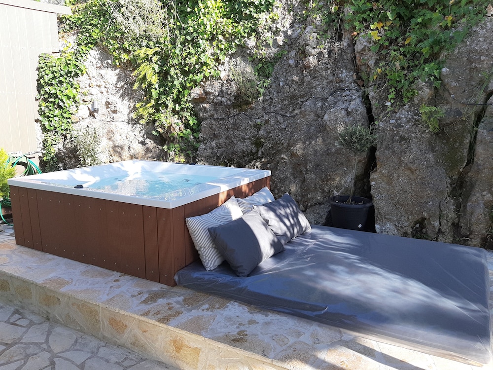 Family Studio, Jetted Tub photo 2