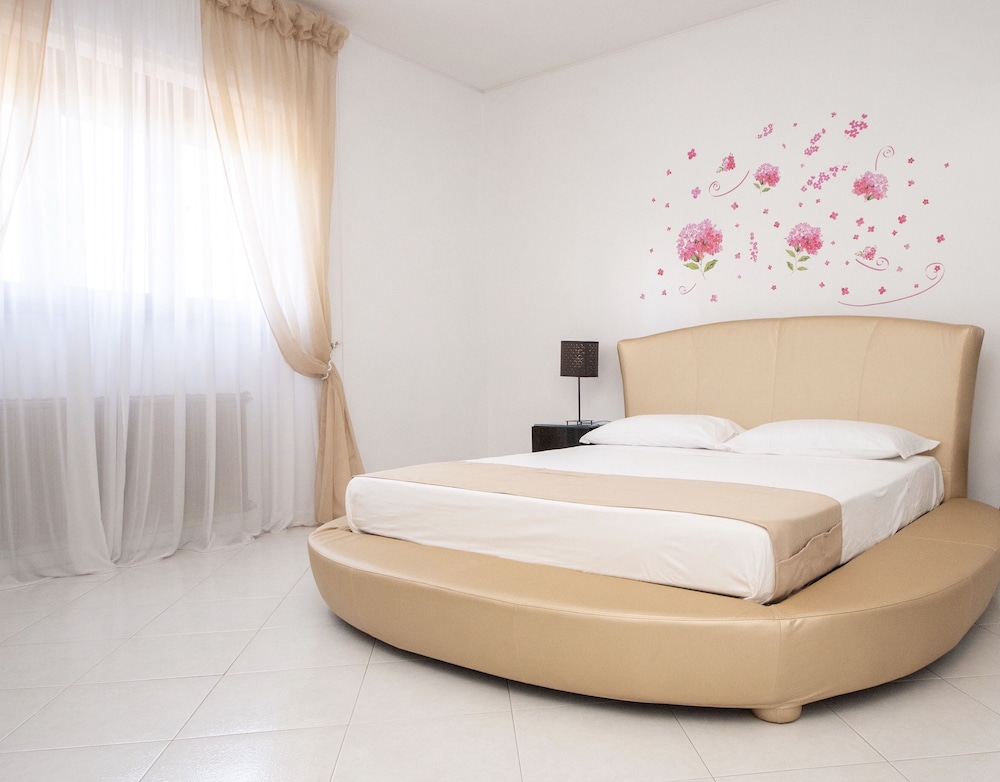 Quadruple Room, 2 Queen Beds, Pool View photo 3