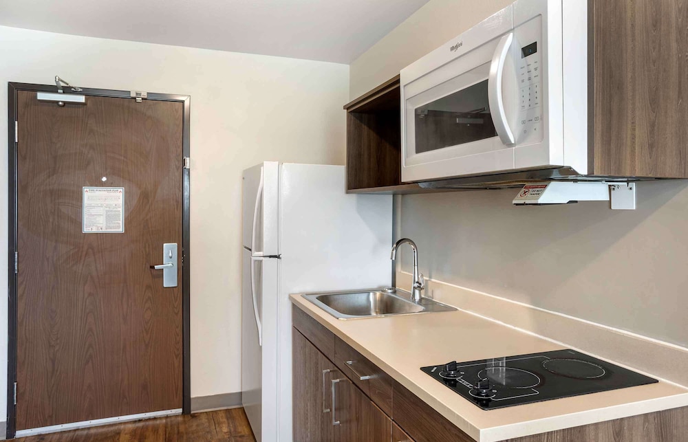 Standard Studio, 1 Queen Bed, Non Smoking, Refrigerator & Microwave - Photo 4