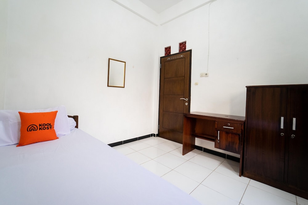 Single Room With Sharing Bathroom