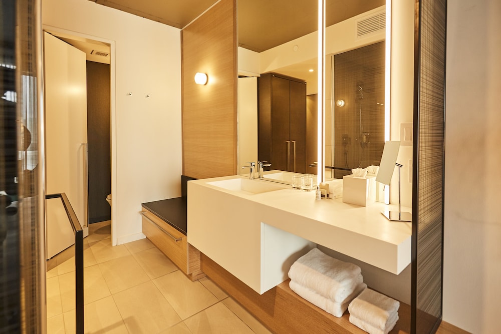 Signature Room, 1 King Bed, City View thumbnail 6
