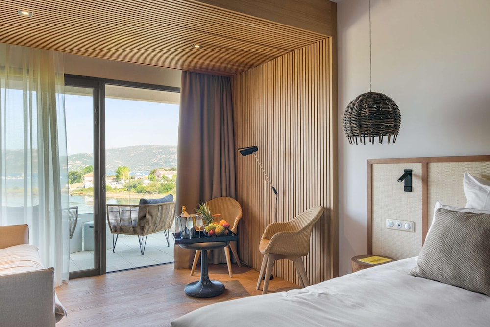 Junior Suite, 1 King Bed, Balcony, Sea View - Photo 16