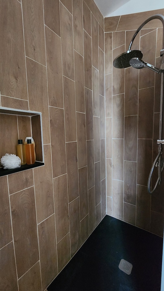 Unique Rustic Apartment - Photo 4