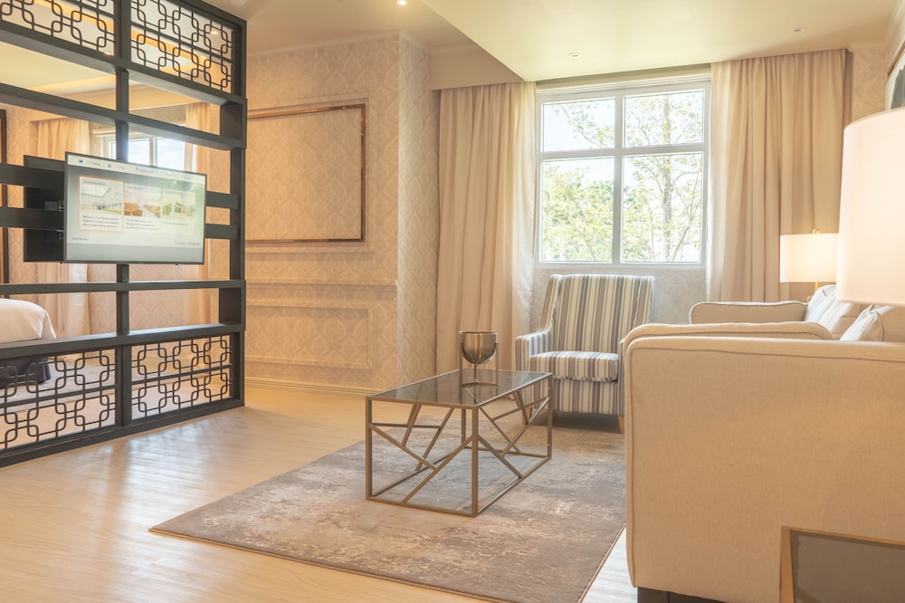 Executive Suite, 1 King Bed, Bathtub - Photo 4