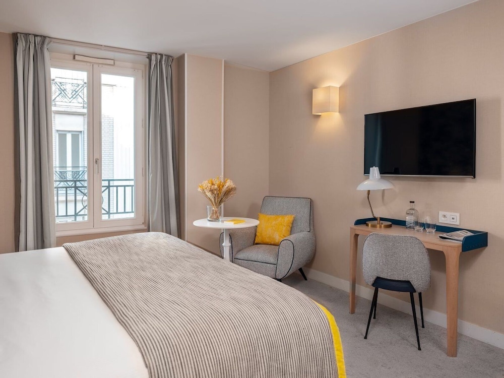 Deluxe Room thumbnail 6