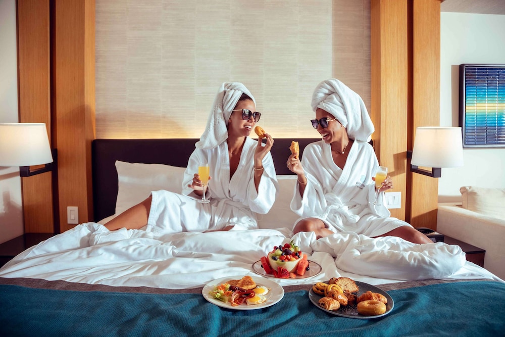 Suite, 1 King Bed, Ocean View (deluxe One Bedroom Suite)