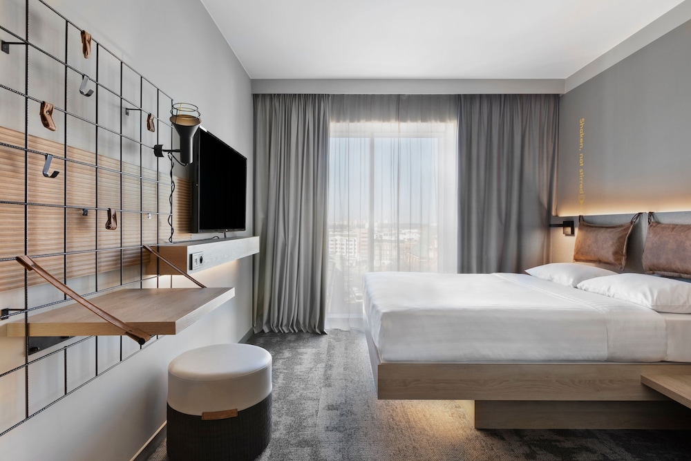 Room, 1 Queen Bed, City View - Photo 1