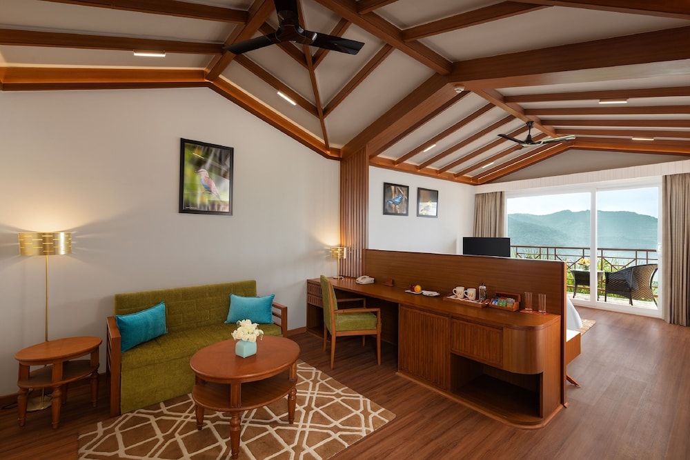 Suite, 1 King Bed - Photo 2