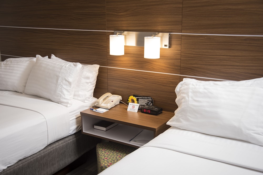 Suite, 2 Queen Beds (Addl Living Area) photo 3