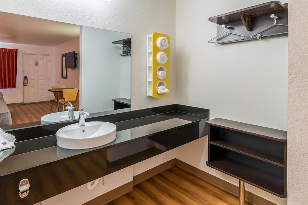 Standard Room, 2 Double Beds, Non Smoking - Photo 8