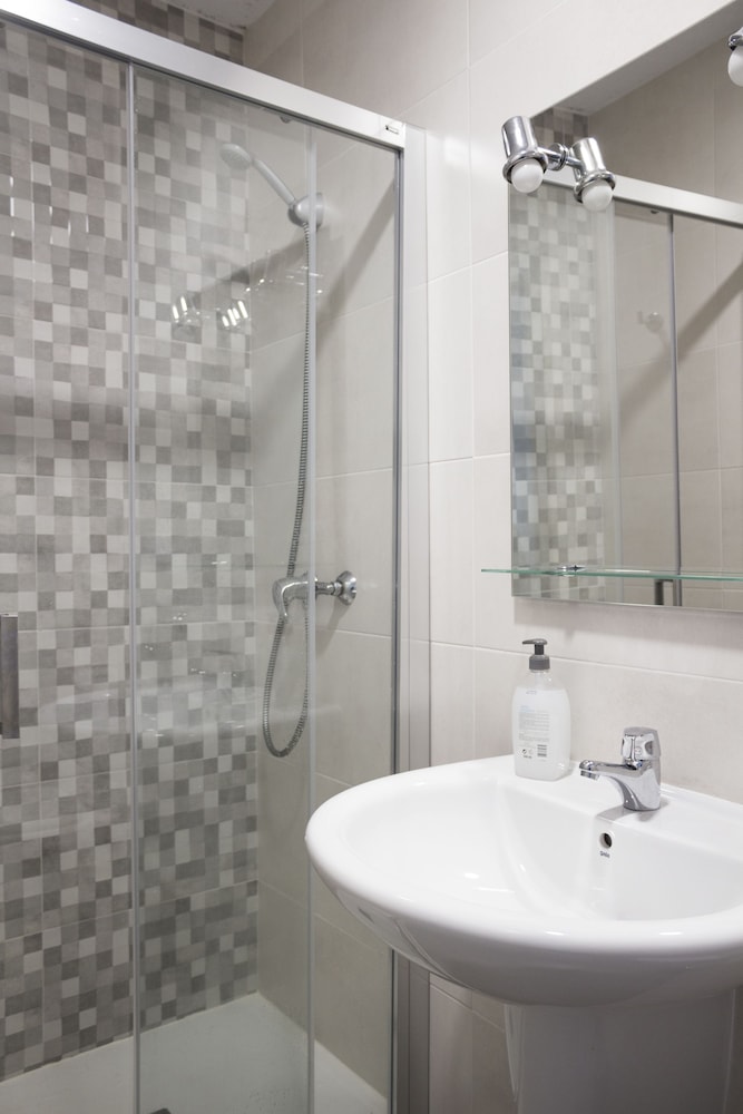 Twin Room, Private Bathroom photo 2