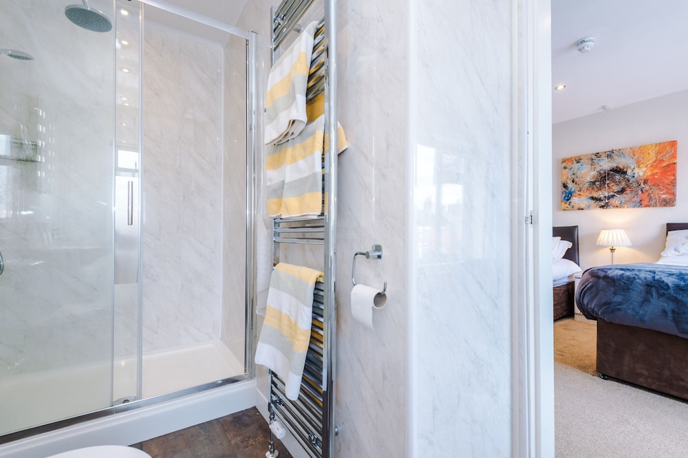 Exclusive House, Ensuite photo 1