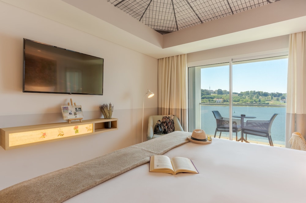 Grand Room, River View - Photo 5