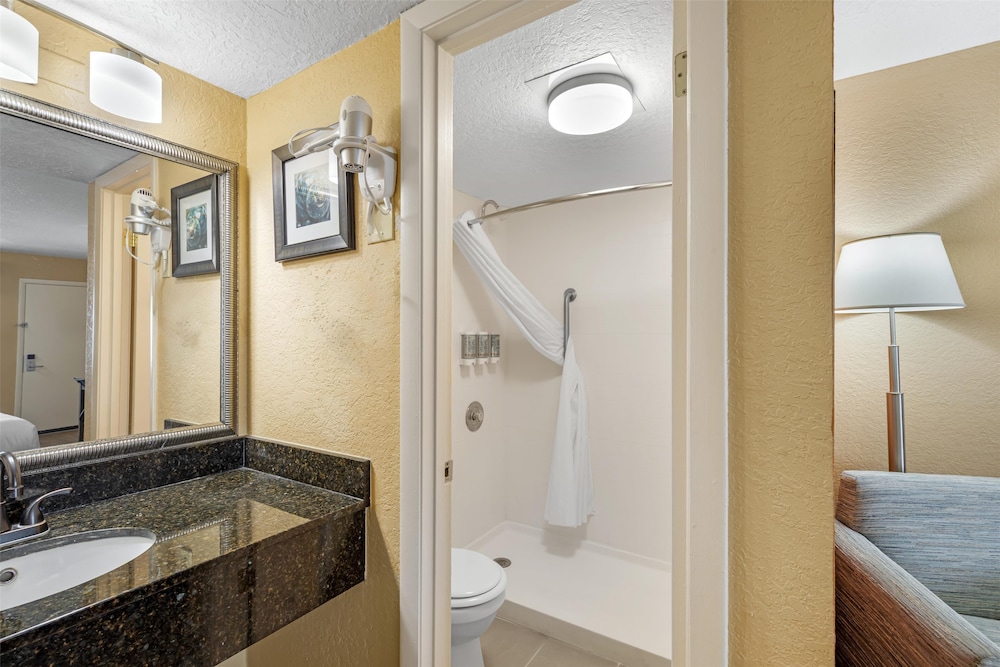 Standard Room, 1 Double Bed, Non Smoking, Refrigerator & Microwave (Shower Only) - Photo 4