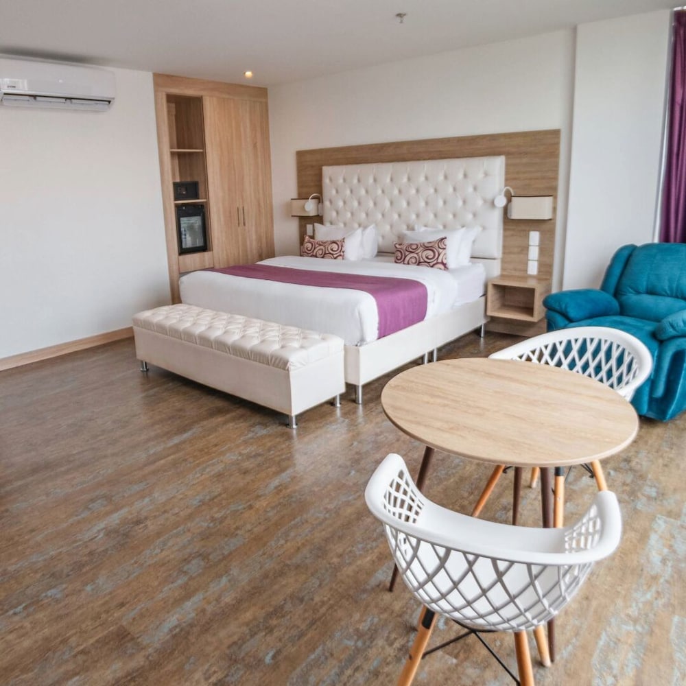 Deluxe Suite, 1 King Bed, Jetted Tub, City View (Non Smoking), photo 6