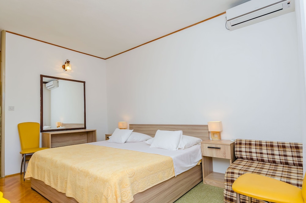 Room (S4)