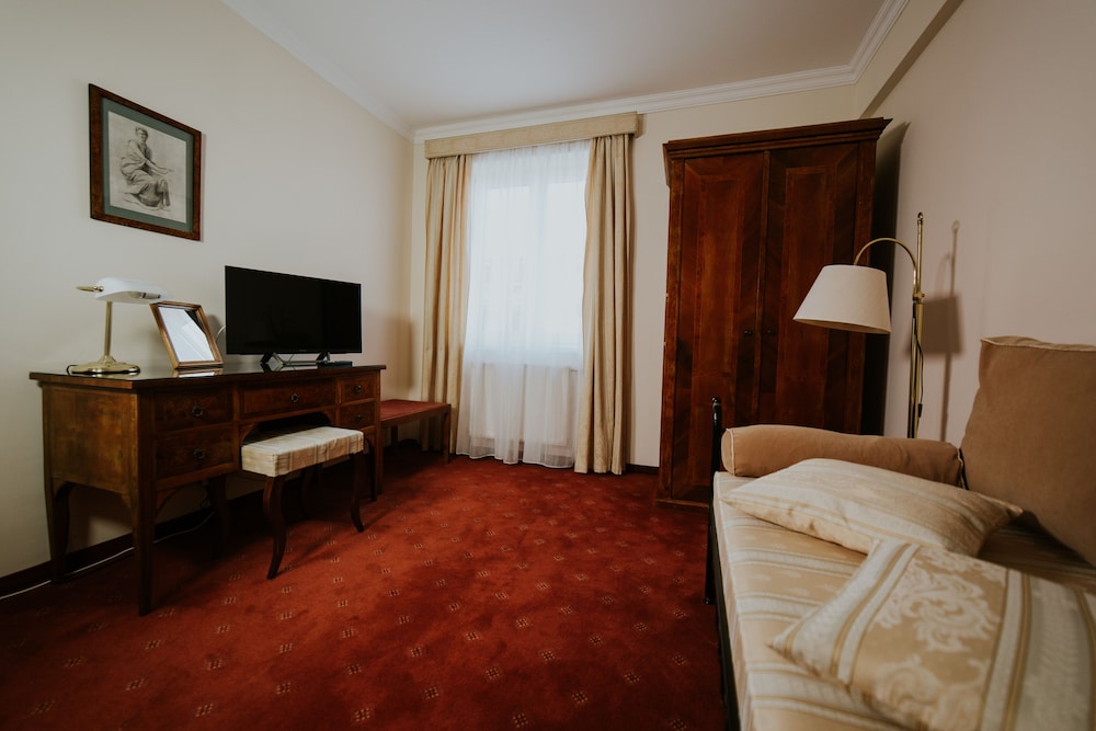 Studio, 1 Queen Bed, Garden View photo 3