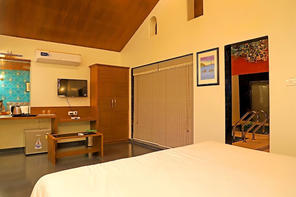Honeymoon suite with indoor private pool photo 1