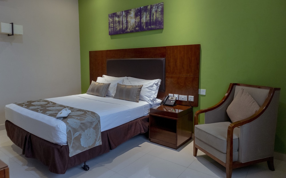 Standard Room, 1 Queen Bed photo 3