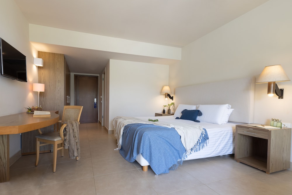 Superior Double Room (Direct pool Access) photo 2