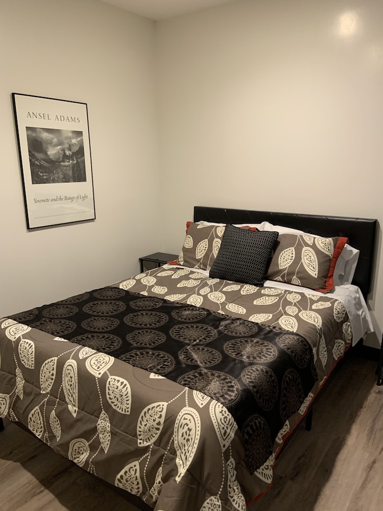 Standard Room 1 Queen Bed