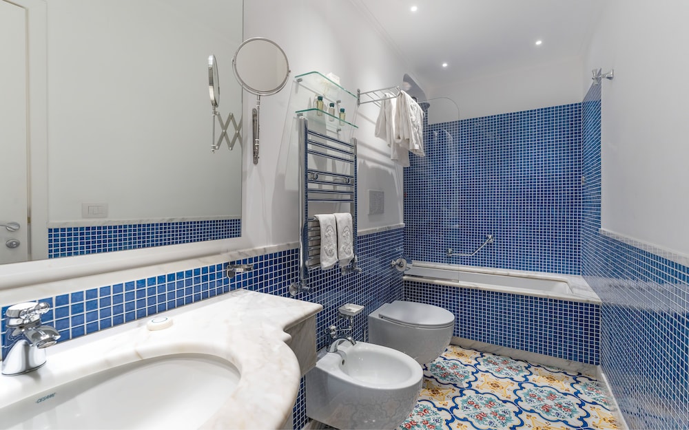 Deluxe Quadruple Room, Poolside thumbnail 6
